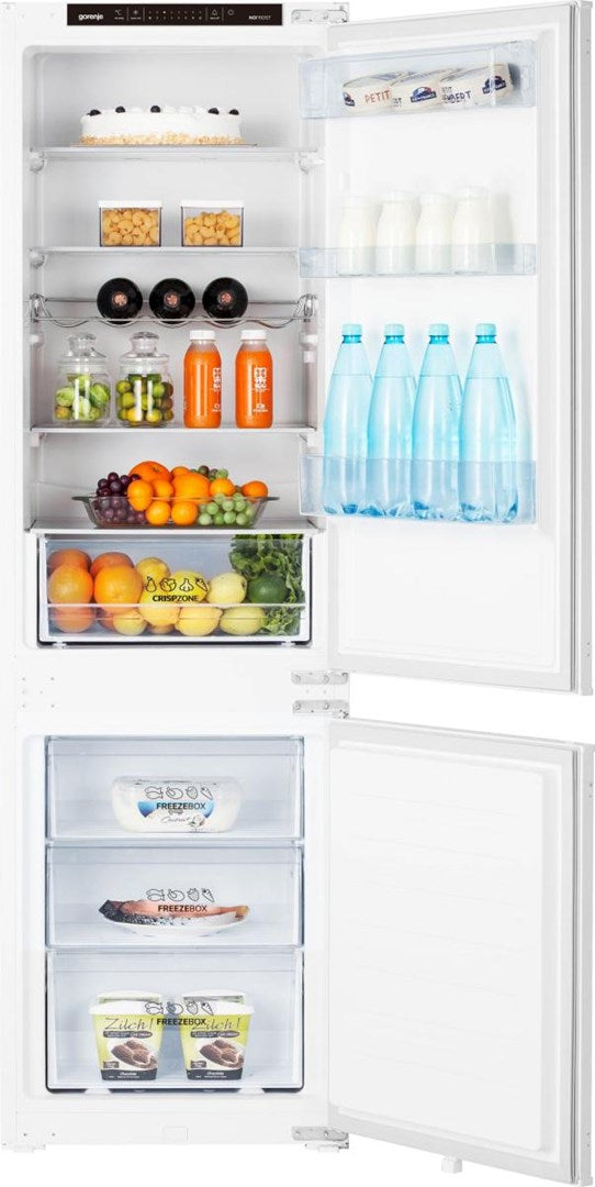 Gorenje Optimera ditt köksutrymme och hall maten fräsch med NRKI418EP1 inbyggd kombi, med NoFrost teknik och en mängd smarta förvaringslösningar.