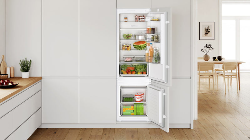 Bosch Serie 2 KIV87NSE0 réfrigérateur-congélateur Intégré 270 L E Blanc