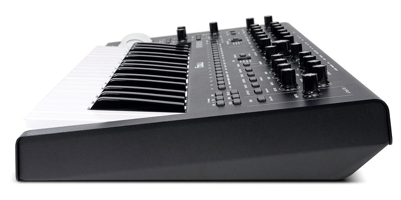 MOOG Messenger - a monophonic analog keyboard synthesizer