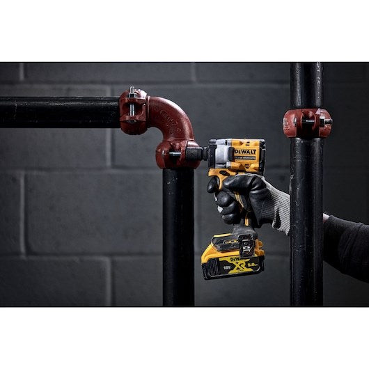 DeWALT DCF922P2T-QW power wrench 2500 RPM 610 N·m
