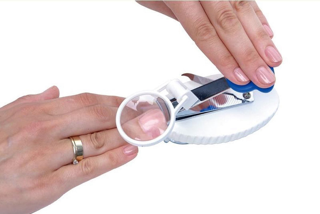 Nail clippers with magnifying glass
