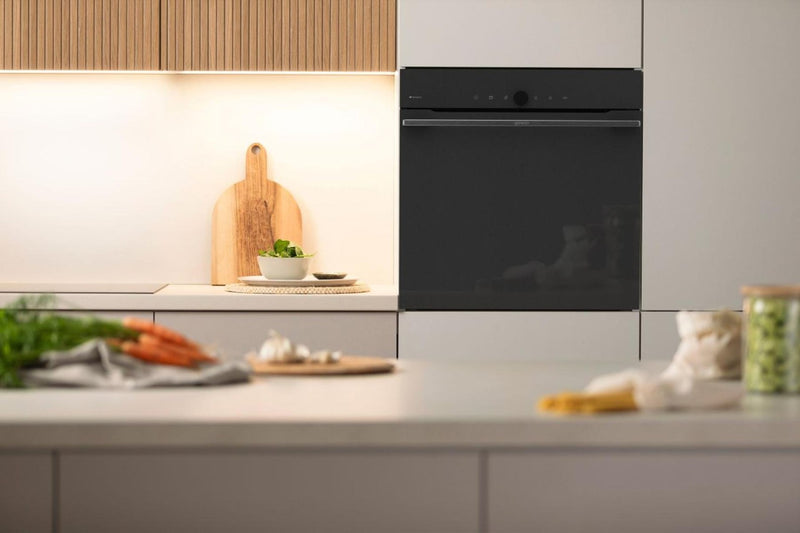 Gorenje Inbyggnadsugn pa 77 l med pyrolytisk självrengöring som förenklar underhallet. Jämn värmefördelning ger stabila resultat pa flera nivaer, meda